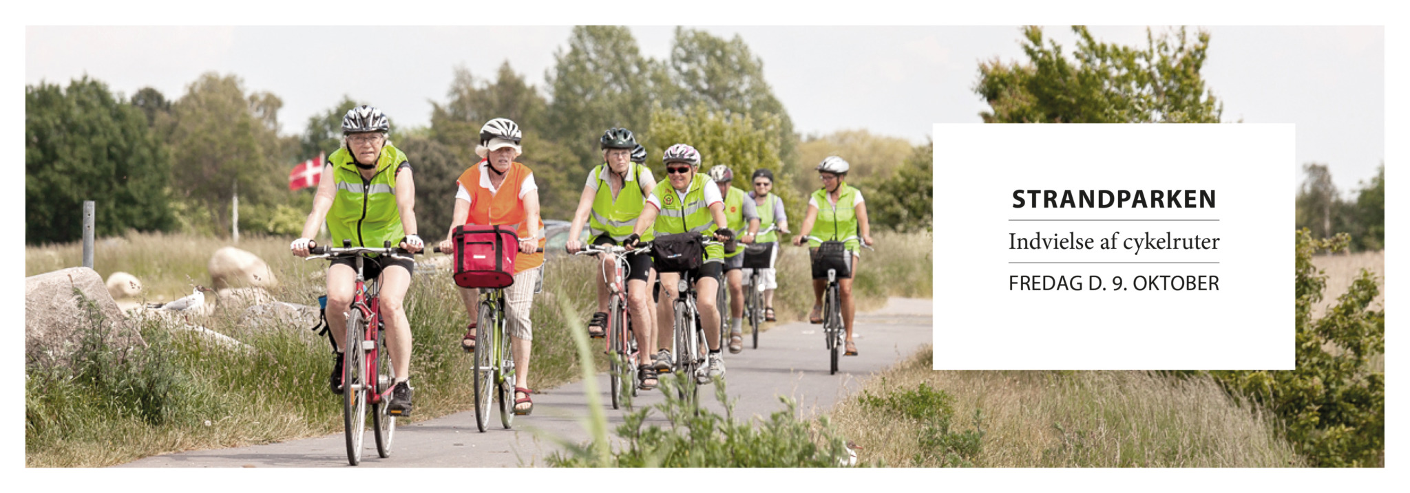 Gruppe af cyklister på sti med teksten "Strandparken. Indvielse af cykelruter. Fredag den 9. oktober"